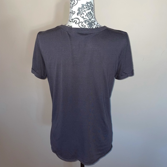 T-shirt with skull and roses on it - Picture 2 of 4